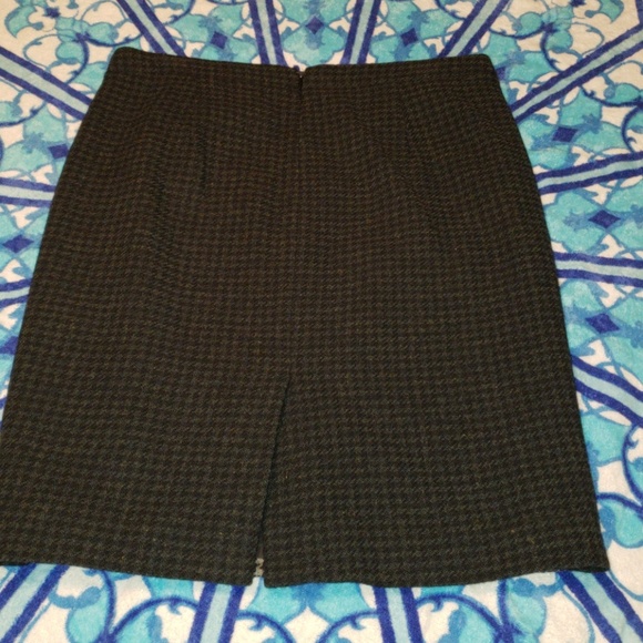 3/$20 JCrew Gray & Black Houndstooth Pencil Skirt - Picture 4 of 4